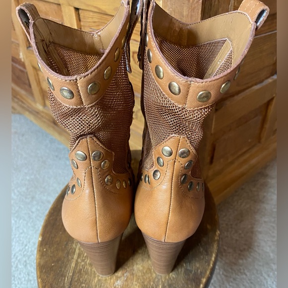 New, BCBG Winston Boots, Tan/Light Brown Leather/Mesh w/ Studded Accents, Sz 6.5 - Picture 5 of 13